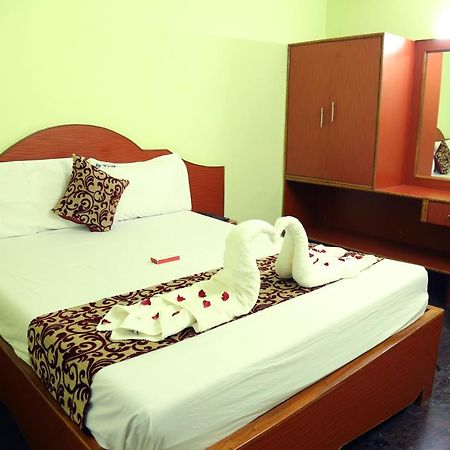 Hotel Vijay Pollāchi Екстериор снимка
