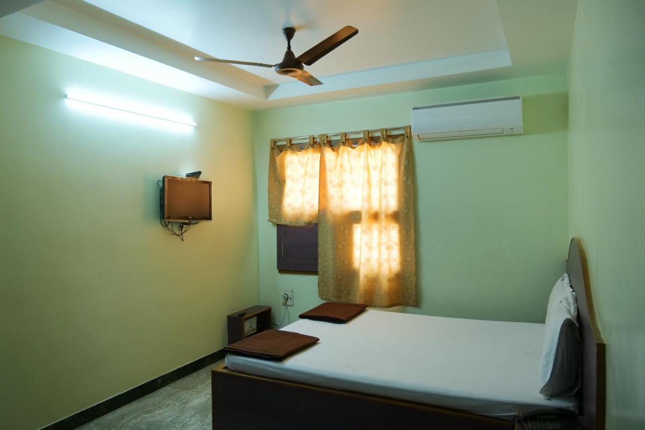 Hotel Vijay Pollāchi Екстериор снимка