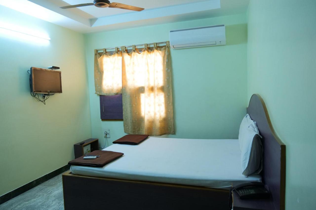 Hotel Vijay Pollāchi Екстериор снимка