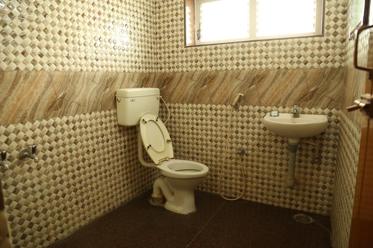 Hotel Vijay Pollāchi Екстериор снимка