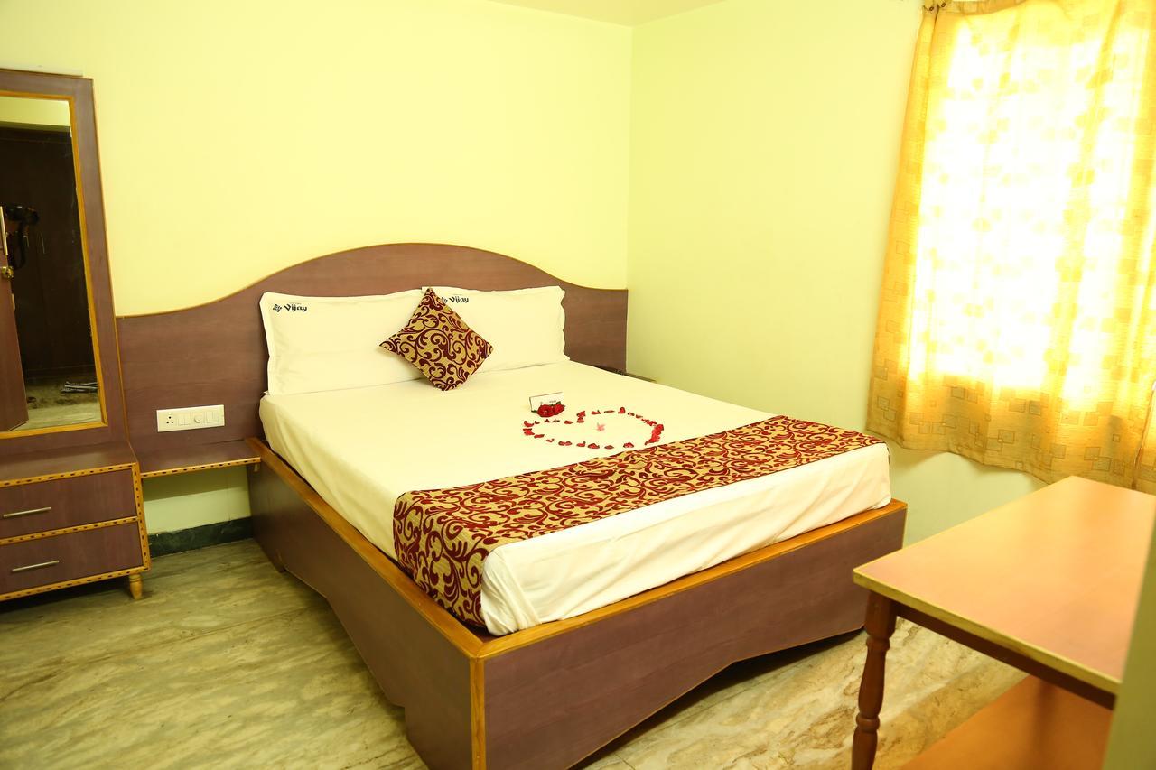 Hotel Vijay Pollāchi Екстериор снимка