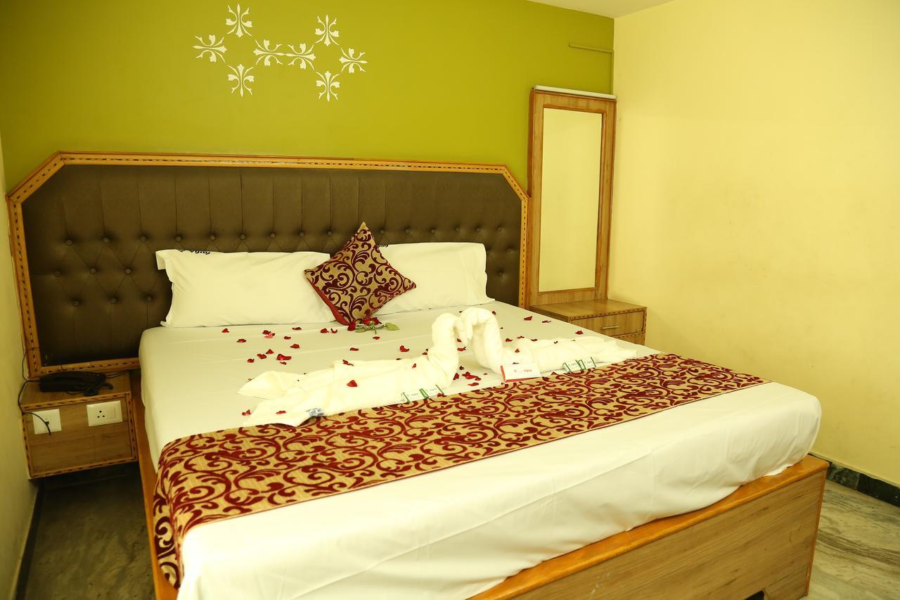 Hotel Vijay Pollāchi Екстериор снимка
