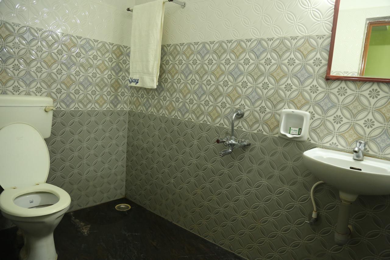 Hotel Vijay Pollāchi Екстериор снимка