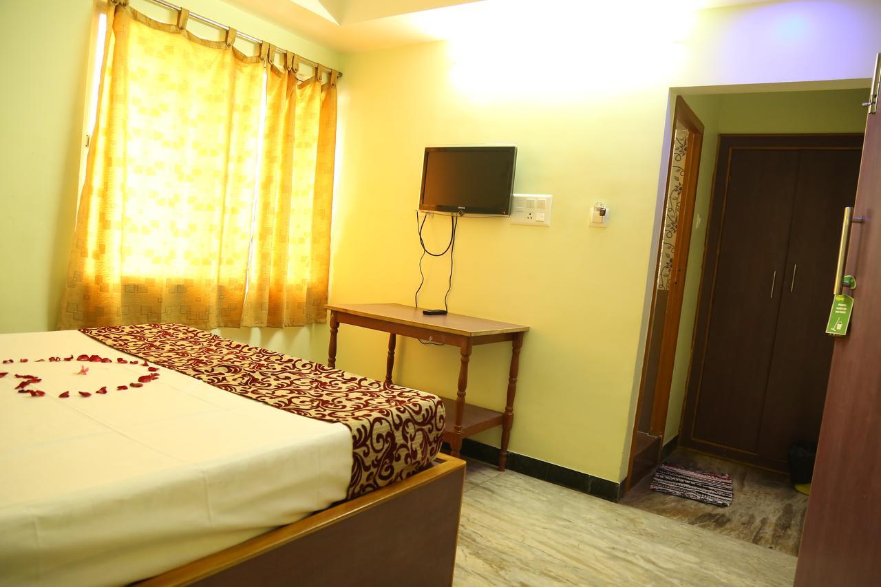 Hotel Vijay Pollāchi Екстериор снимка