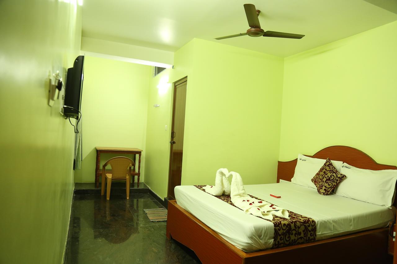 Hotel Vijay Pollāchi Екстериор снимка