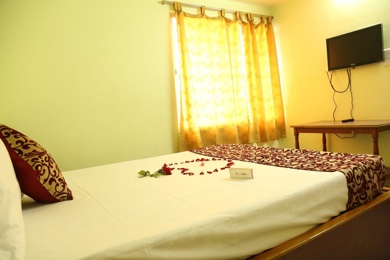 Hotel Vijay Pollāchi Екстериор снимка