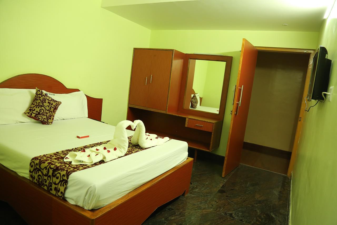 Hotel Vijay Pollāchi Екстериор снимка