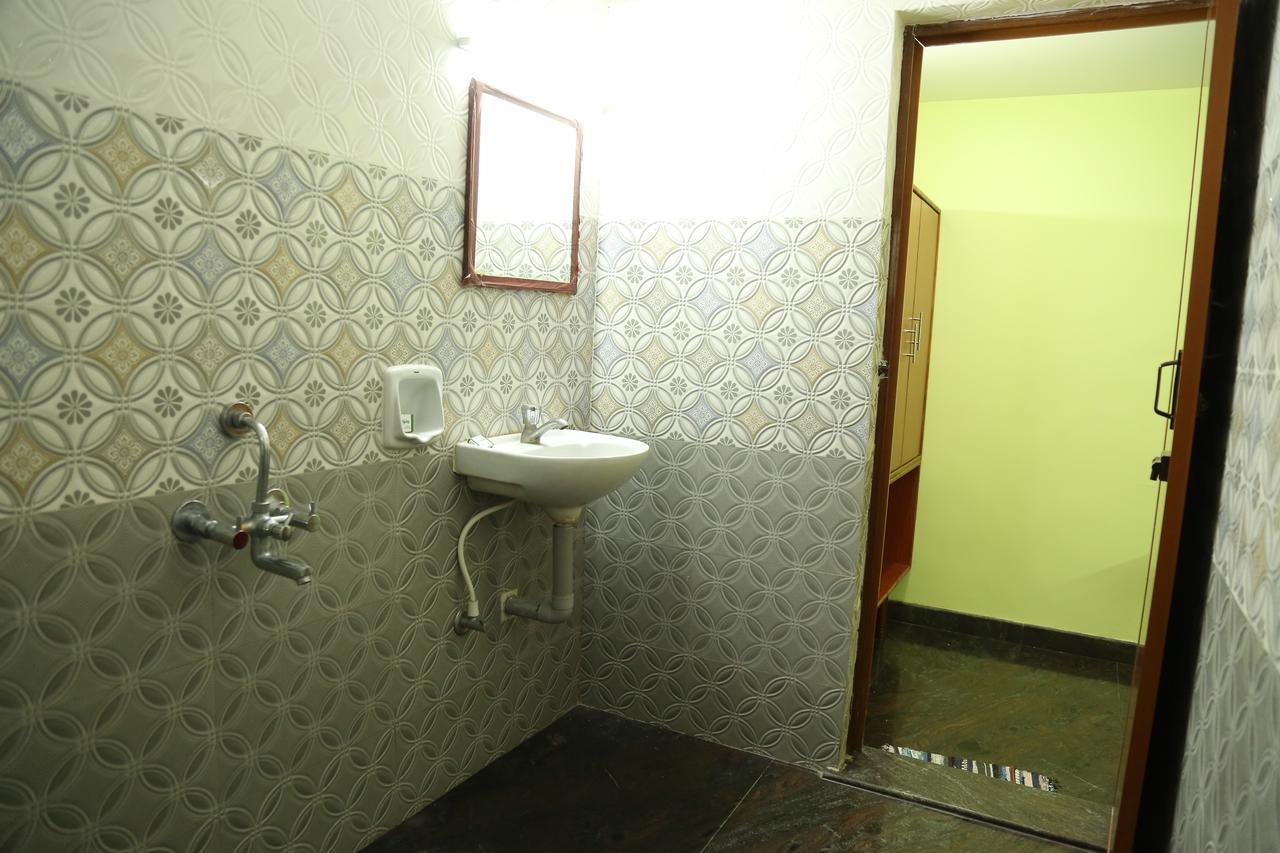 Hotel Vijay Pollāchi Екстериор снимка