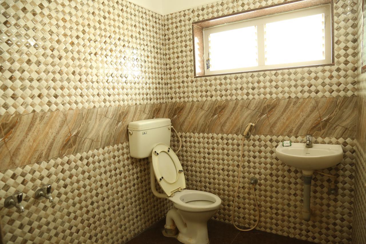 Hotel Vijay Pollāchi Екстериор снимка