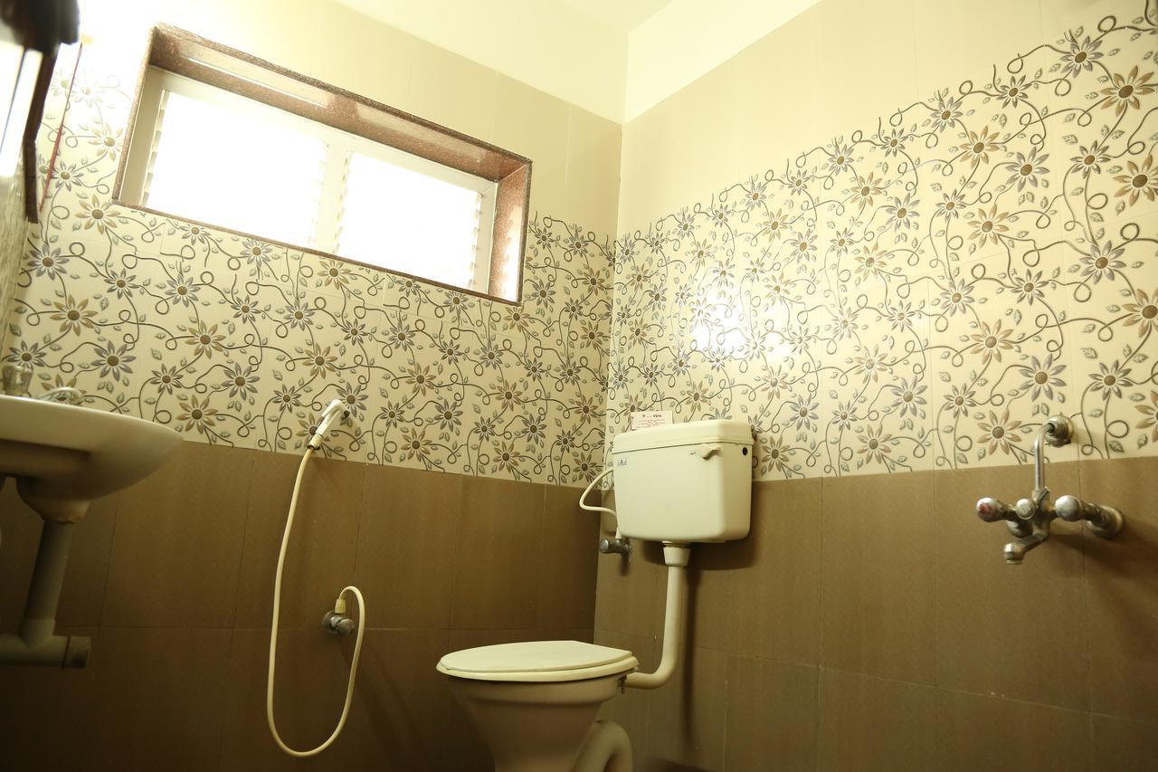 Hotel Vijay Pollāchi Екстериор снимка